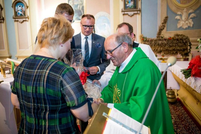 W niedzielę, 13 września w Kościele pod wezwaniem świętych Piotra i Pawła w Jedlińsku odprawiono uroczystą mszę świętą w intencji księdza prałata doktora Henryka Ćwieka, który obchodził osiemdziesiątą rocznicę urodzin. Zobaczcie zdjęcia z tego wydarzenia!Ksiądz Henryk Ćwiek urodził się 13 września 1940 roku w Olszowej Dąbrowie, parafia Dobieszyn. Święcenia kapłańskie przyjął z rąk księdza biskupa Piotra Gołębiowskiego 12 czerwca 1965 roku. W latach 1987-2015 był proboszczem w Jedlińsku i dziekanem dekanatu jedlińskiego.Podczas uroczystej mszy świętej, licznie zgromadzeni mieszkańcy wspólnie modlili się o dalsze zdrowie i potrzebne łaski w życiu kapłańskim dla księdza jubilata. Nie zabrakło życzeń, które złożyli przedstawiciele gminy, na czele z Kamilem Dziewierzem, wójtem gminy Jedlińsk, a także mieszkańcy i parafianie. Podczas uroczystości obecna była również Anna Kwiecień, poseł ziemi radomskiej.