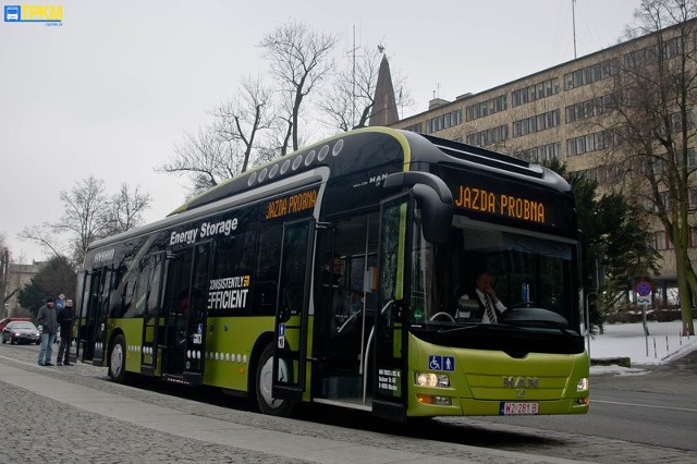 Autobus z napędem hybrydowym nie emituje spalin podczas postoju na przystankach, a dzięki wykorzystaniu silnika elektrycznego jest bardzo cichy przy ruszaniu.