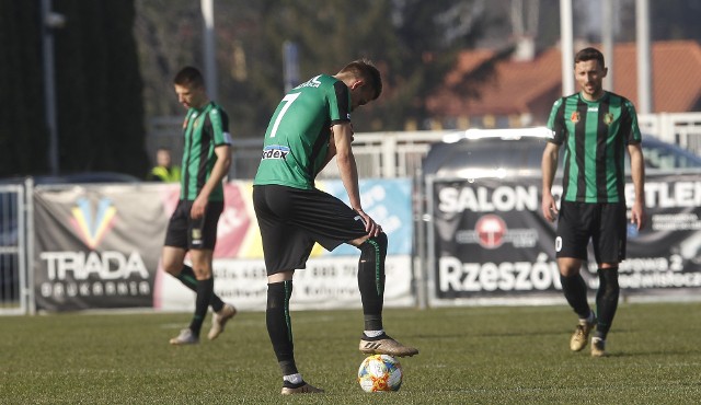 Stal Stalowa Wola przegrała w Boguchwale ze Skrą Częstochowa 1:4.Stal Stalowa Wola - Skra Częstochowa 1:4 (0:1)Bramki: 0:1 Nowak 8, 1:1 Janiszewski 54, 1:2 Nocoń 57, 1:3 Siwek 62, 1:4 Siwek 70