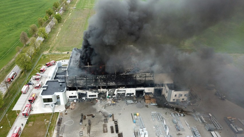 Pożar na terenach zakładów metalowych w Dębskiej Woli - ZDJĘCIA