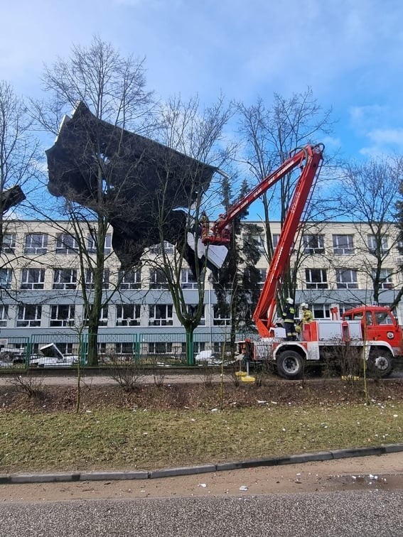 Silny wiatr wyrządził szkody w powiecie wyszkowskim. 17.02.2022 w ciągu czterech godzin strażacy przyjęli ponad 40 zgłoszeń! Zdjęcia