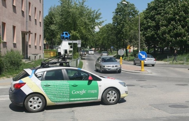 Pojazd Google Street View na skrzyżowaniu ulic Pocieszka i Toporowskiego w Kielcach. Zainstalowany na dachu apart wykonuje fotografie w technice 360 stopni.
