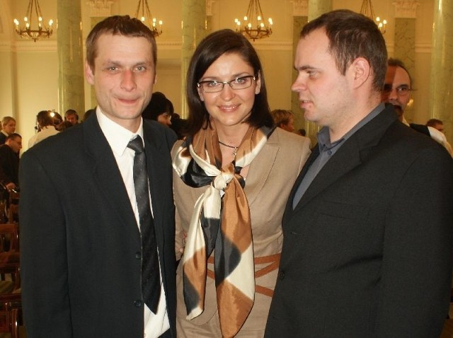 Paweł Gredka (z lewej) oraz Mariusz Rosół (z prawej) z Joanną Muchą, ministrem sportu.