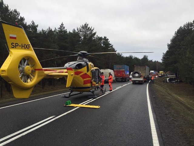 W środę wczesnym popołudniem w okolicach Stryszka kierowca volkswagena z naczepą na prostym odcinku drogi nagle stracił panowanie nad kierownicą, uderzył w drzewo i zjechał do rowu.58-letni kierowca i jego pasażer trafili do szpitala. Przez jakiś czas trwało tam usuwanie skutków wypadku,. Wieczorem droga była już przejezdna.