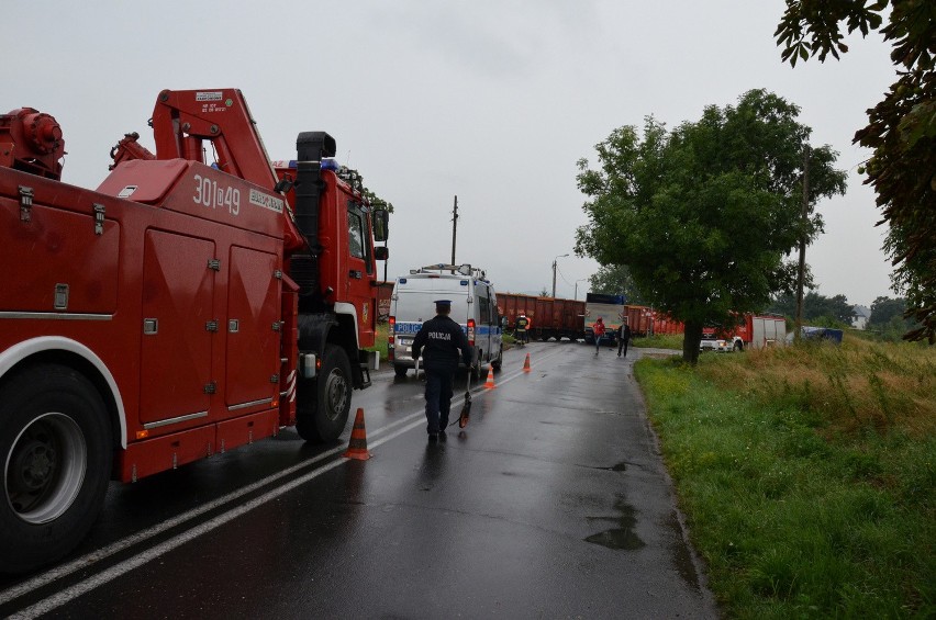 Wypadek pod Sobótką. Ciężarówka uderzyła w pociąg na przejeździe kolejowym. Kierowca był uwięziony