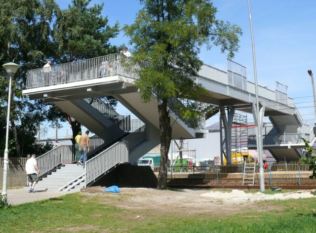 Kładka nad torami pachnie teraz farbą.