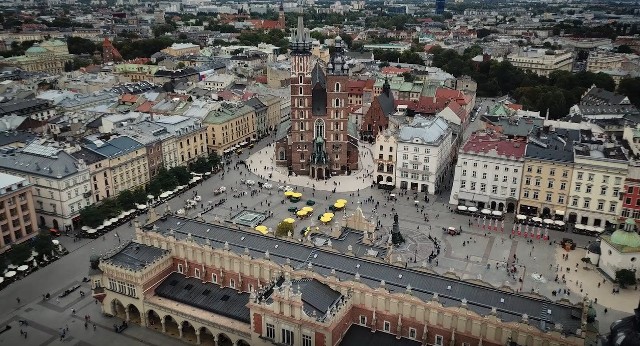Grupa pasjonatów wzbiła się dronem nad Stare Miasto w Krakowie i wyprodukowała niesamowity film