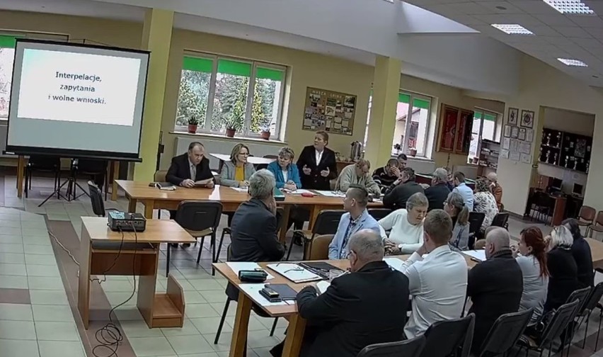 Sesja Rady Gminy w Baćkowicach. Radna powiatowa pyta, wójt stanowczo odpowiada [ZAPIS TRANSMISJI]