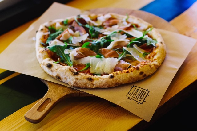 Chcesz zjeść pizzę neapolitańską na Śląsku? Sprawdź najwyżej ocenianie miejsca, które ci ją podadzą. Niektóre z nich posiadają nawet specjalny certyfikat! >>>