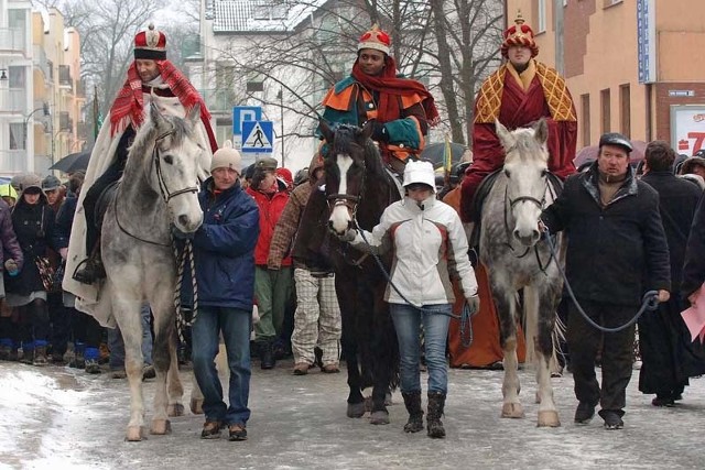 Rozśpiewany orszak Kacpra, Melchiora i Baltazara przeszedł wczoraj od katedry do parafii franciszkanów w Koszalinie. Utworzyło go kilka tysięcy osób.