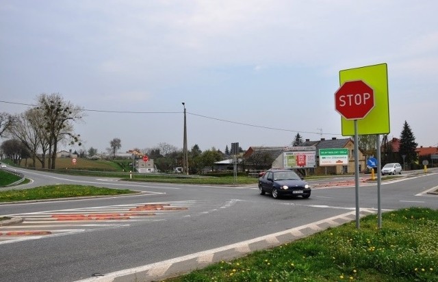 Niebezpieczne skrzyżowanie w Reńskiej Wsi dróg krajowych nr 45 i 38 z drogą wojewódzką nr 418 zostanie przebudowane na rondo.