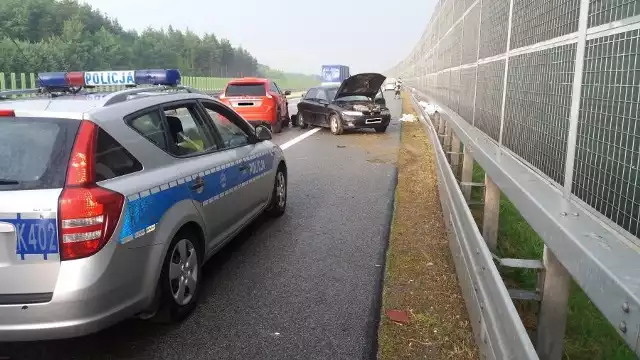 Policjanci wyjaśniają okoliczności wtorkowego wypadku na autostradzie A4 w miejscowości Paszczyna k. Dębicy.Ze wstępnych ustaleń policjantów wynika, że kierująca oplem vectrą, 24-letnia mieszkanka Dębicy, zatrzymała się na poboczu jezdni celem udzielenia pomocy innemu uczestnikowi kolizji. Gdy kobieta była już poza pojazdem, jadące od Tarnowa volvo wpadło w poślizg i uderzyło w bariery energochłonne, następnie w zaparkowanego na poboczu opla. Siła uderzenia przemieściła pojazd, który najechał na 24-latkę. Poszkodowaną mieszkankę Dębicy przewieziono do szpitala.Kierująca volvo, 37-letnia mieszkanka Leżajska nie odniosła żadnych obrażeń. Policjanci ustalili, że uczestnicy tego zdarzenia byli trzeźwi.