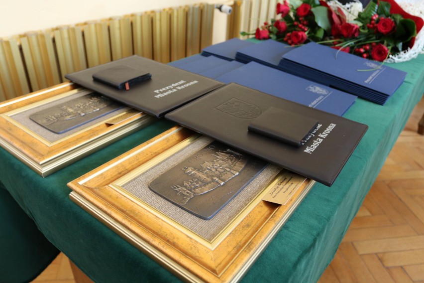 Prezydent przyznał medale "Za zasługi dla Krosna" i nagrody dla artystów i sportowców. Wśród uhonorowanych: rektor i kancelrz PWSZ [FOTO]