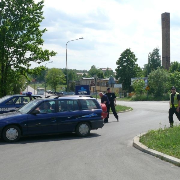 Jeden ze stu policjantów, którzy zablokowali w środę drogi wyjazdowe ze Starachowic.