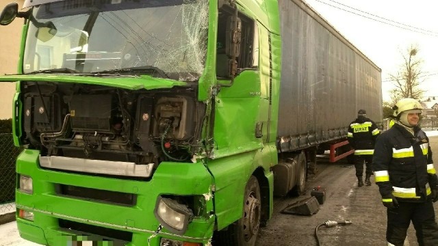 Zderzenie ciężarówek w Raszowej.