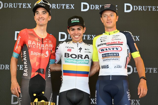 Podium Tour de Pologne w Przemyślu. Zwycięzca 3. etapu i lider wyścigu Kolumbijczyk Sergio Higuita w środku. Z lewej drugi na mecie Hiszpan Pello Bilbao, a z prawej trzeci Belg Quinten Hermans