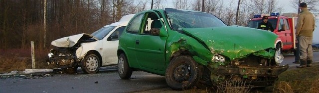 Czołowe zderzenie opla z volkswagenem