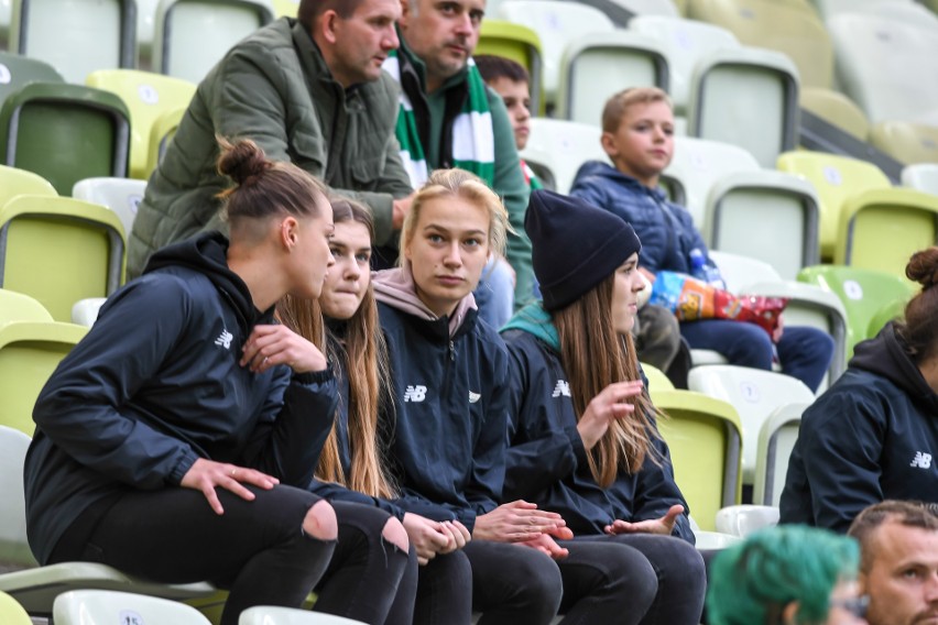 Piękniejsza część biało-zielonych trybun. Fanki Lechii Gdańsk są zachwycające! Z wdziękiem zagrzewają do boju piłkarzy