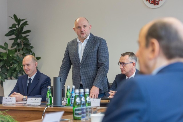 Umowy podpisali: marszałek Piotr Całbecki i wicemarszałek Dariusz Kurzawa - przedstawiciele samorządu województwa oraz Radosław Januszewski - ze strony partnerstw OPPT