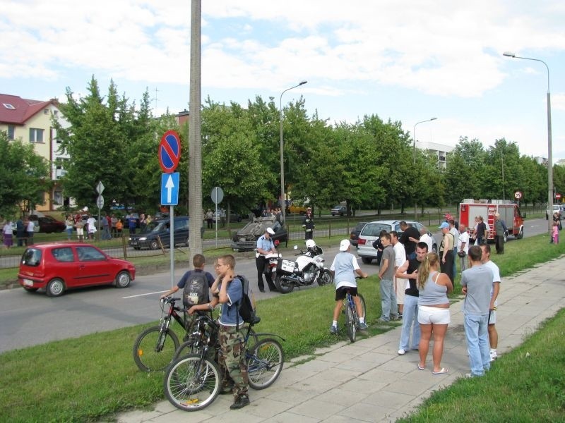 Wypadek na Broniewskiego w Lomzy. Dachowal opel.