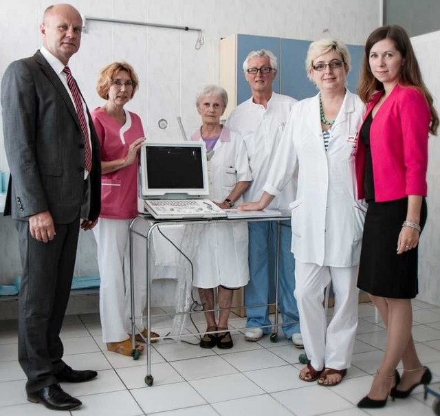 W środę szpital we Włoszczowie otrzymał nowoczesny ultrasonograf od Fundacji Jesteśmy Blisko. Sprzęt przekazała dyrekcji lecznicy i załodze oddziału ginekologicznego Sylwia Gawlik z ZPUE (z prawej).