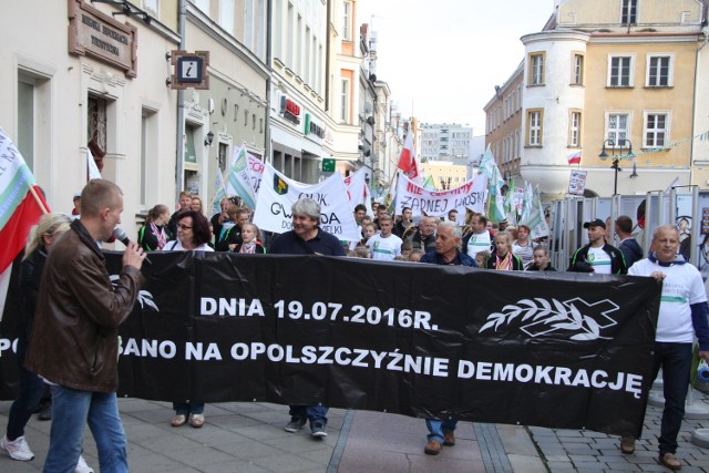 Manifestacja przeciw powiększeniu Opola.