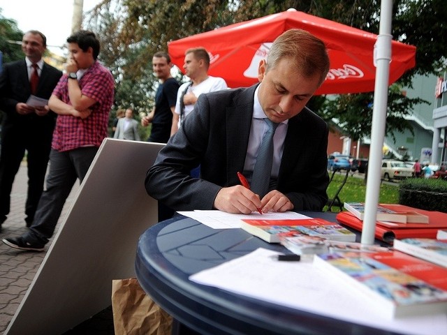 Grzegorz Napieralski zbierał wczoraj w Szczecinie podpisy pod listą