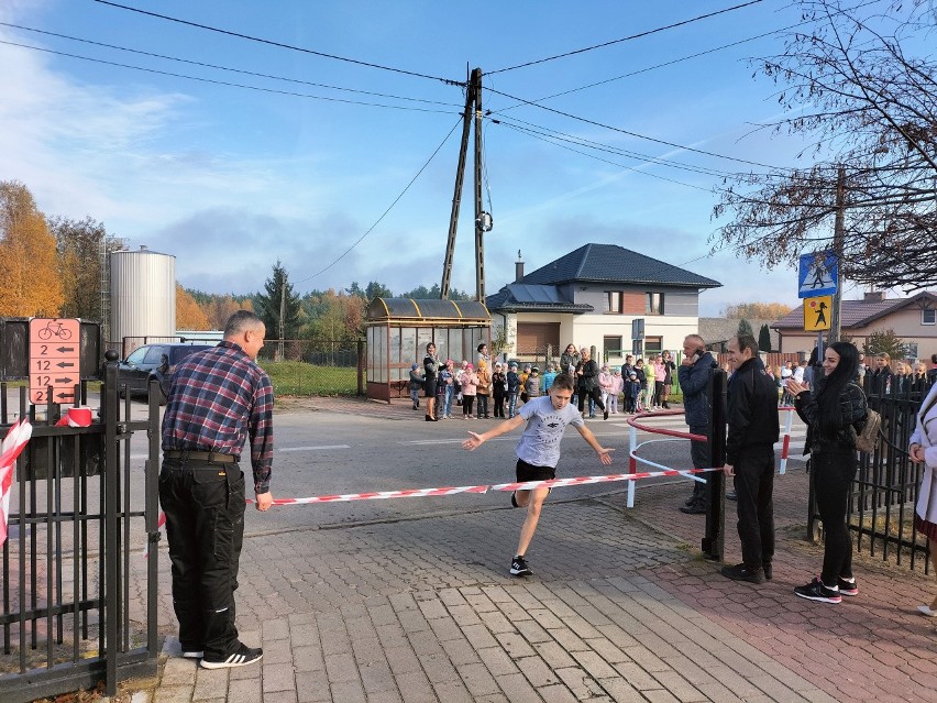 Uroczystość z okazji święta patrona w szkole podstawowej w Chotczy. Była akademia i bieg