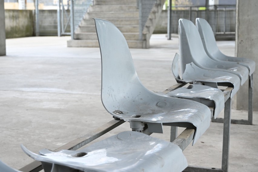 Zniszczone krzesełka na Suzuki Arenie w Kielcach