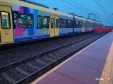 Śmierć na torach kolejowych w Rzezawie, nie żyje 35-letni mężczyzna. Ruch pociągów został wstrzymany