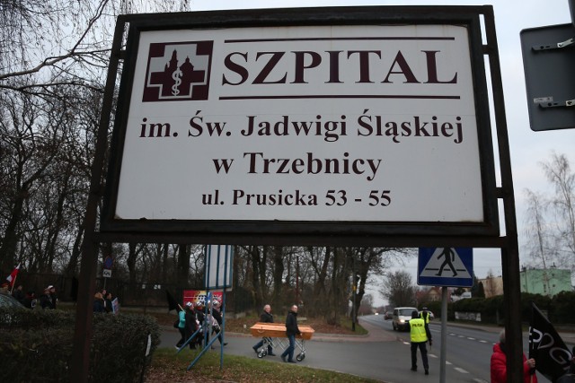 Pracownicy Szpitala im. św. Jadwigi Śląskiej w Trzebnicy okupują budynek starostwa trzebnickiego