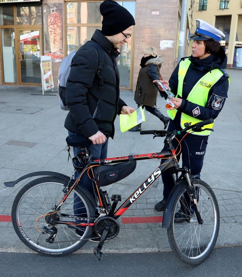 Rowerowy dzień wiosny w Szczecinie. Policjanci sprawdzali cyklistów [ZDJĘCIA, WIDEO]