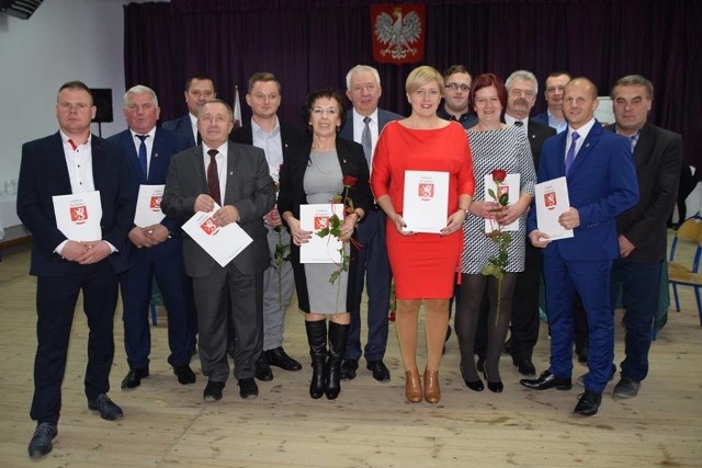 W świetlicy wiejskiej w Sławsku odbyła się pierwsza inauguracyjna sesja Rady Gminy Sławno VIII kadencji. Wręczono zaświadczenia o wyborze na radnego i przeprowadzono głosowanie na przewodniczącego rady. Jednym z najważniejszych punktów sesji było złożenie ślubowania przez radnych, którzy zobowiązali się do działania na rzecz lokalnej społeczności. W wyniku głosowania tajnego przewodniczącą Rady Gminy Sławno w kadencji 2018-2023 została wybrana Marta Hołowata. To już jej trzecia kadencja na tym stanowisku. Wręczono również zaświadczenie o wyborze wójta Gminy Sławno Ryszardowi Stachowiakowi. Podczas ślubowania wójt zobowiązał się, że: „dochowa wierności prawu, a powierzony urząd sprawować będzie tylko dla dobra publicznego i pomyślności mieszkańców gminy”.W trakcie uroczystej sesji włodarz gminy Sławno zaprezentował swoje plany na najbliższe lata. Duży nacisk będzie kładł na kontynuacje rozpoczętych już inwestycji. Na sesję przybyli m.in. Krzysztof Frankenstein, burmistrz Sławna, Grzegorz Śrek, Komendant Powiatowy Policji w Sławnie, Dariusz Szperlak, Zastępca Komendanta Powiatowego Państwowej Straży Pożarnej w Sławnie, Jacek Ścigała, prezes MPGKiM w Sławnie, Wojciech Ludwikowski, prezes WiK Sławno, Kazimierz Olejniczak, prezes SM Wybrzeże, Maciej Stanisławski, prezes Spółdzielni Socjlalnej „Komunalka”. Zobacz także Sławno: Akcja "Jak nie czytam, jak czytam"