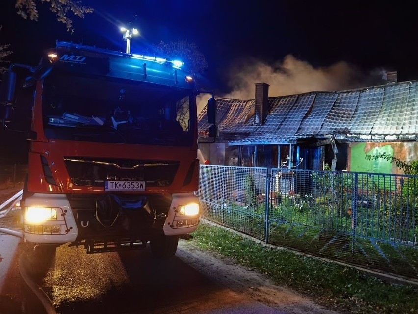 Ruszyła zbiórka dla pogorzelców z gminy Bodzechów. Pomagają już sąsiedzi [ZDJĘCIA]