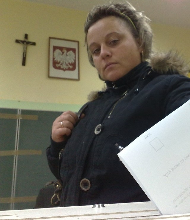 Na zdjęciu: Maria Krzywokulska-Kołc ze wsi Łomy głosowała w lokalu wyopbeczym w Chlebowie.