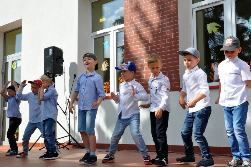 Piknik rodzinny "Bawię się z mamą i tatą" w bodzechowskiej szkole