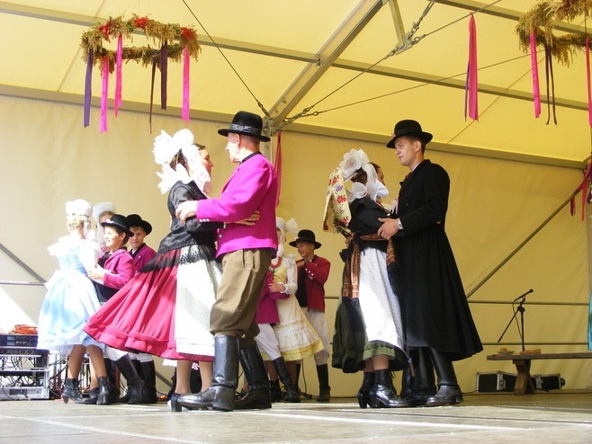 Taneczny folklor. Wiwaty, przodki, czy też chodzone 