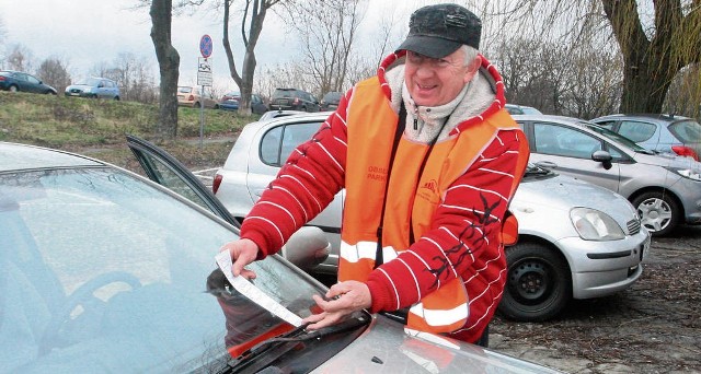 Parkingowy Zygmunt Latko uważa, że kierowców zniechęcają opłaty: - Stają na poboczu i utrudniają ruch - mówi