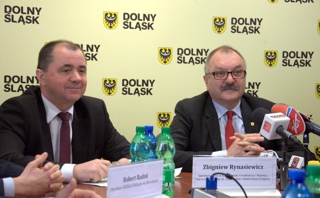 Wiceminister Zbigniew Rynasiewicz i marszałek Cezary Przybylski mówili dziś o planach budowy dróg i obwodnic na Dolnym Śląsku do 2023 roku. Nie ma w nich budowy drogi S8
