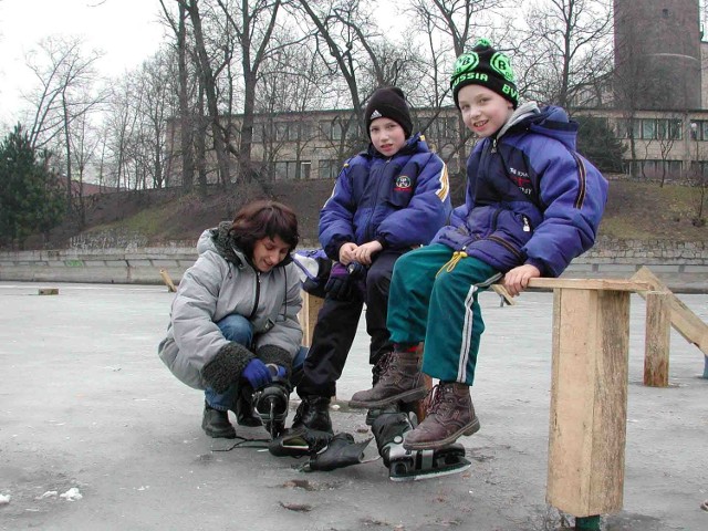 Elżbieta Skibińska z synami Dariuszem i Mariuszem przez ponad godzinę korzystali z naturalnego lodowiska na stawku przy ul. Barlickiego.