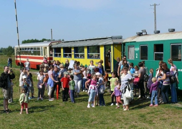 Uczestnicy Wakacyjnego Ogrodu Przygód dotarli do Umianowic w kolorowych wagonikach Ciuchci Ekspress Pondzie.