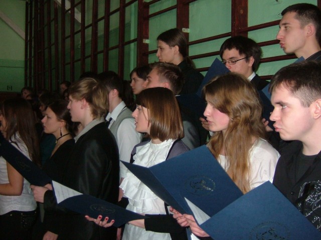 Chór szkolny z kieleckiego II LO śpiewał na apelu upamiętniającym ofiary tragedii w Smoleńsku