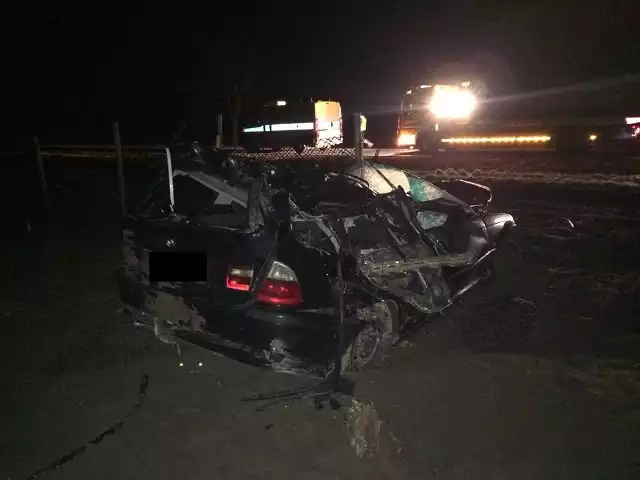 Tragiczny wypadek w Sarnowie. Mężczyzna jadący samochodem BMW wypadł z drogi, uderzył w drzewo i wjechał w pole.