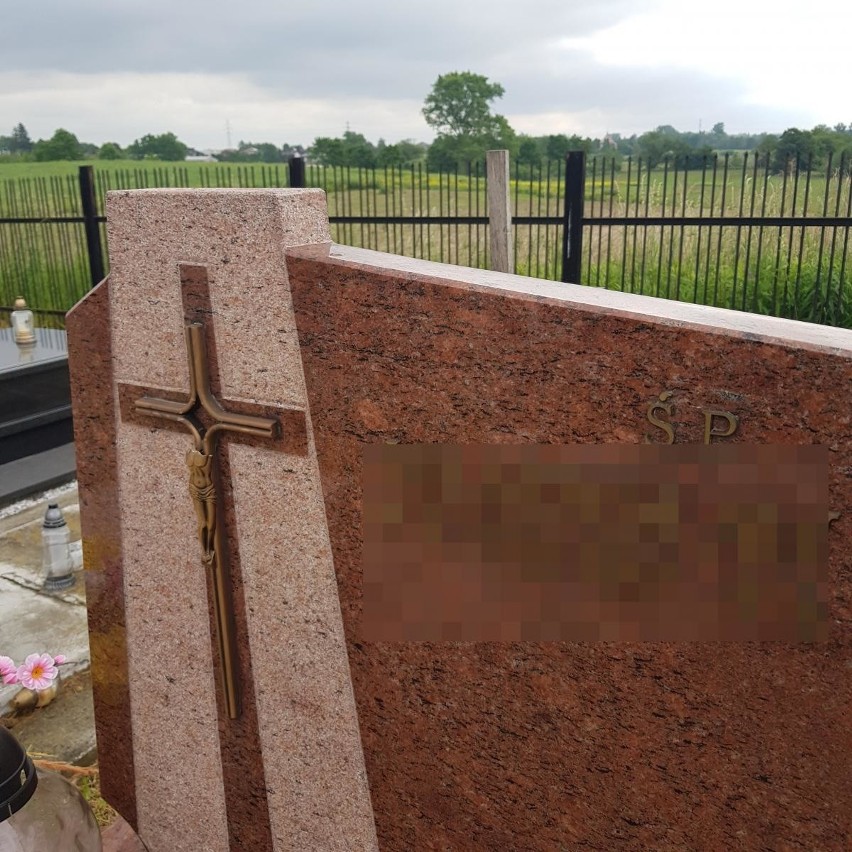 Gmina Niepołomice. Pijany 28-latek zdewastował groby na cmentarzu parafialnym w Podłężu 