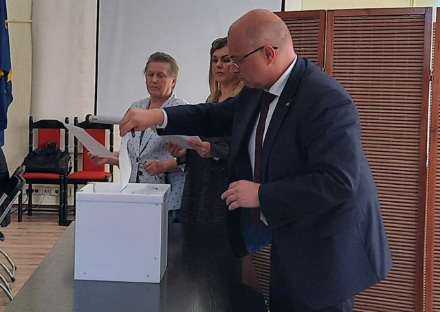 Starosta Tomasz Staniek w trakcie głosowania wniosku o odwołanie go ze stanowiska.