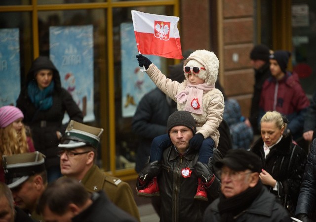 Uroczystości związane ze Świętem Niepodległości odbyły się m.in. w kościele garnizonowym pw. św. Katarzyny, na placu Rapackiego i na Rynku Staromiejskim. Czytaj także: Gęsina króluje na festiwalu w Przysieku {ZDJĘCIA]Kwiaty złożono pod pomnikiem pod obeliskiem ku czci poległych w latach 1918–1921 na Cmentarzu Komunalnym nr 1, pod pomnikiem gen. Józefa Hallera, a także pod pomnikiem marszałka Józefa Piłsudskiego. Na Rynku Staromiejskim można było oglądać popisy w wykonaniu Chorągwi Husarskiej Województwa Kujawsko-Pomorskiego oraz sprzęt wojskowy przygotowany przez CSAiU.