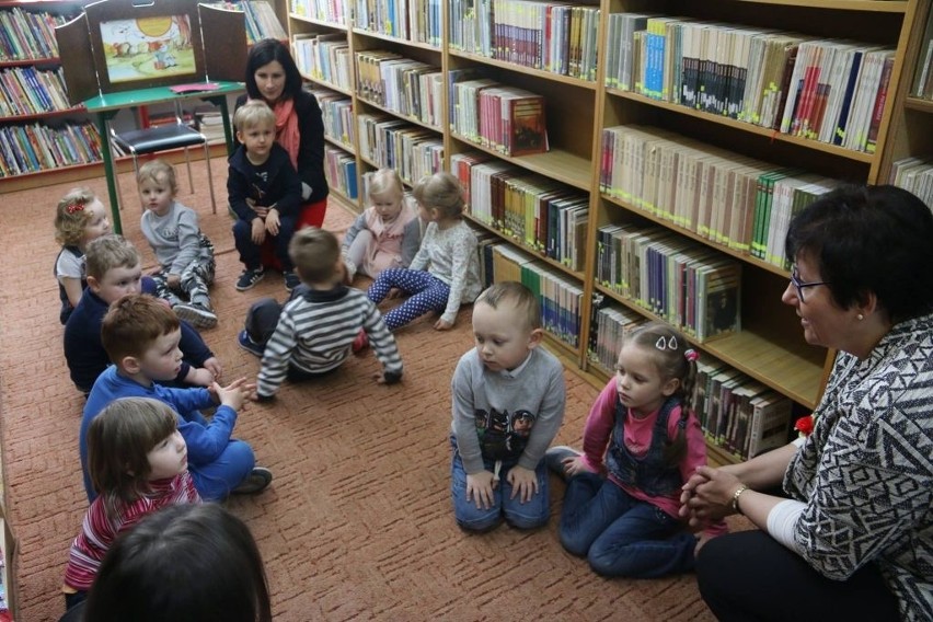 Dzieci są częstymi gośćmi w gminnej bibliotece w Wielgiem