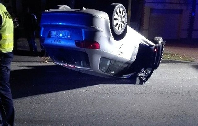 Policjant z Nowej Soli zatrzymał kierowcę, kt&oacute;ry jechał pod wpływem alkoholu. 31-latek nie zapanował nad swoim autem, uderzył w zaparkowany samoch&oacute;d i dachował. Po całym zdarzeniu chciał iść do domu. Zatrzymał go policjant.Do zdarzenia doszło w Nowym Miasteczku. Kierujący samochodem marki audi a3 nie dostosował prędkości do warunk&oacute;w na drodze, stracił panowanie nad pojazdem i uderzył w zaparkowanego citroena. W wyniku uderzenia kierujący audi dachował. Głośne hałasy usłyszał mieszkający nieopodal policjant wydziału ruchu drogowego. Od razu wybiegł z domu i zauważył leżący na dachu samoch&oacute;d, z kt&oacute;rego wydobywa ł się dym. Funkcjonariusz natychmiast podbiegł do pojazdu, żeby sprawdzić czy nikt nie potrzebuje pomocy. Zauważył kierowcę pr&oacute;bującego wydostać się zza kierownicy. 31-latek podr&oacute;żował sam. Powiedział, że nie potrzebuje pomocy i idzie do domu. Policjant wyczuwał woń alkoholu. Funkcjonariusz zawiadomił policję i straż pożarną. Sprawca odm&oacute;wił badania na zawartość alkoholu przybyłym policjantom, więc mężczyźnie została pobrana krew, aby sprawdzić stan trzeźwości. Kierujący mieszkaniec powiatu żagańskiego nie odni&oacute;sł poważniejszych obrażeń. Funkcjonariusze z nowosolskiej drog&oacute;wki zatrzymali 31-latkowi prawo jazdy. Po wytrzeźwieniu mężczyzna usłyszał zarzut kierowania pojazdem w stanie nietrzeźwości. Teraz może mu grozić wysoka grzywna i zakaz prowadzenia auta. Policjanci przypominają, że za prowadzenie pojazdu w stanie nietrzeźwości grozi kara do 2 lat pozbawienia wolności.Zobacz też: 38-latek terroryzował miasto. Wreszcie trafił do aresztu&lt;iframe src=&quot;//get.x-link.pl/3564fbc8-08a6-3878-1f3d-260e41bae33a,447151d1-2190-f59d-8e15-1596c2cf01eb,embed.html&quot; width=&quot;700&quot; height=&quot;380&quot; frameborder=&quot;0&quot; webkitallowfullscreen=&quot;&quot; mozallowfullscreen=&quot;&quot; allowfullscreen=&quot;&quot;&gt;&lt;/iframe&gt;&lt;b&gt;Przeczytaj więcej o mężczyźnie, kt&oacute;ry terroryzował mieszkańc&oacute;w Strzelec Krajeńskich: &lt;/b&gt; &lt;b&gt;&lt;a href=&quot;http://plus.gazetalubuska.pl/wiadomosci/a/mieszkancy-strzelec-kraj-ten-czlowiek-sieje-w-nas-ciagly-strach,12480463&quot;&gt;&lt;font color=blue&gt;Mieszkańcy Strzelec Kraj.: Ten człowiek sieje w nas ciągły strach&lt;/font&gt;&lt;/a&gt;&lt;/b&gt;&lt;center&gt;&lt;div class=&quot;fb-like-box&quot; data-href=&quot;https://www.facebook.com/gazlub/?fref=ts&quot; data-width=&quot;600&quot; data-show-faces=&quot;true&quot; data-stream=&quot;false&quot; data-header=&quot;true&quot;&gt;&lt;/div&gt;&lt;/center&gt;