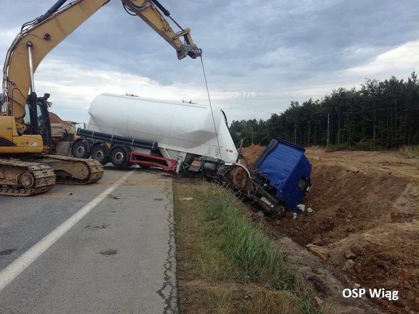Ciężarówka wpadła do rowu w Świętem, zjechała z budowanej drogi S5