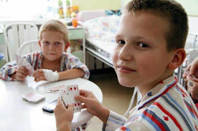 Gabriel Zabrocki (na zdjęciu z prawej) i Mateusz Saciłowski od kilku dni są pacjentami Dziecięcego Szpitala Klinicznego. Ich najbliżsi zapewniają, że w DSK nie ma w tej chwili problemów z opieką nad dziećmi.